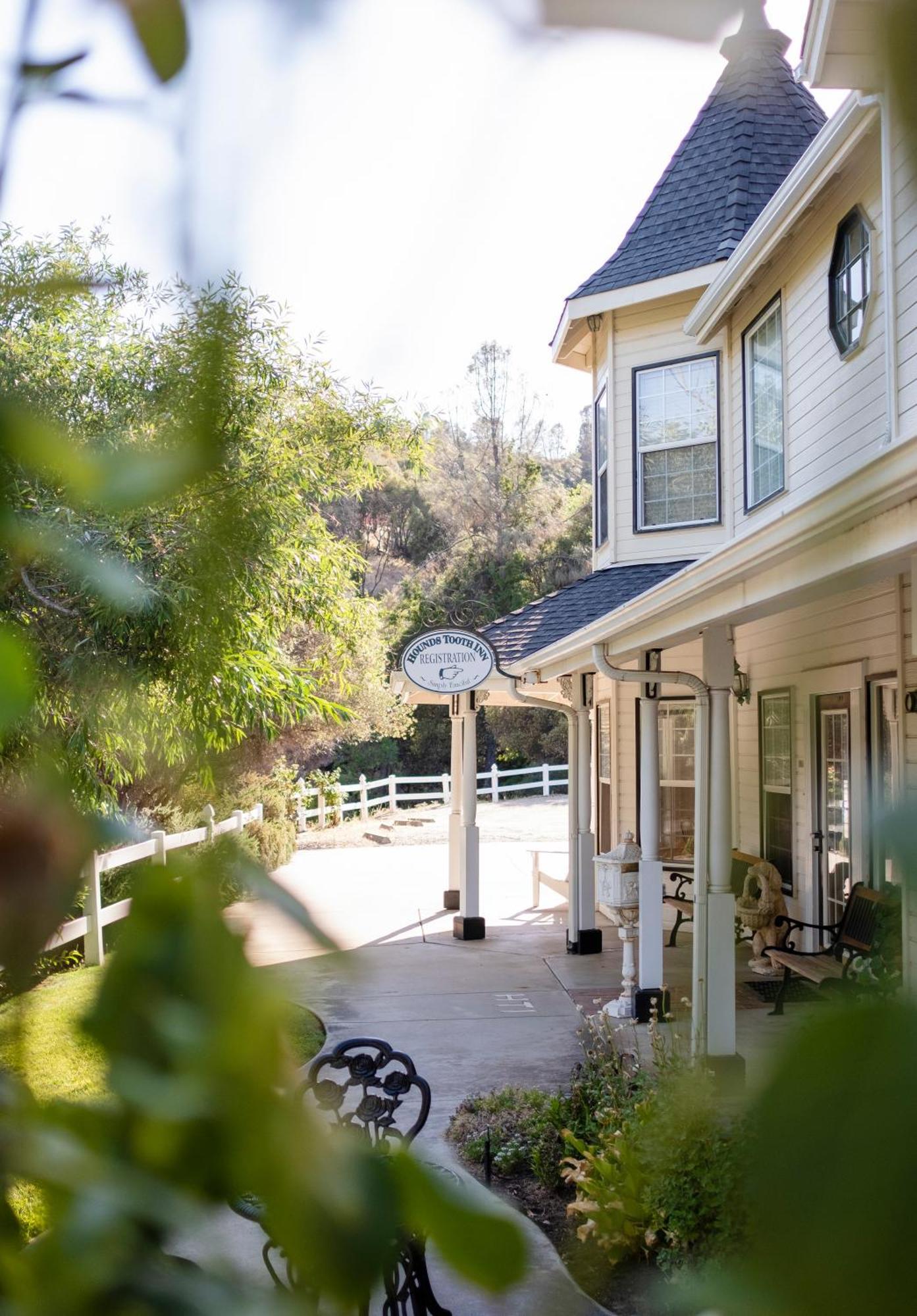 Hounds Tooth Inn Oakhurst Bagian luar foto