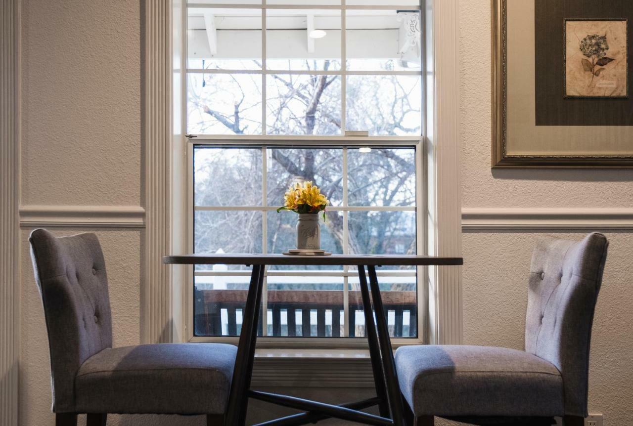 Hounds Tooth Inn Oakhurst Bagian luar foto